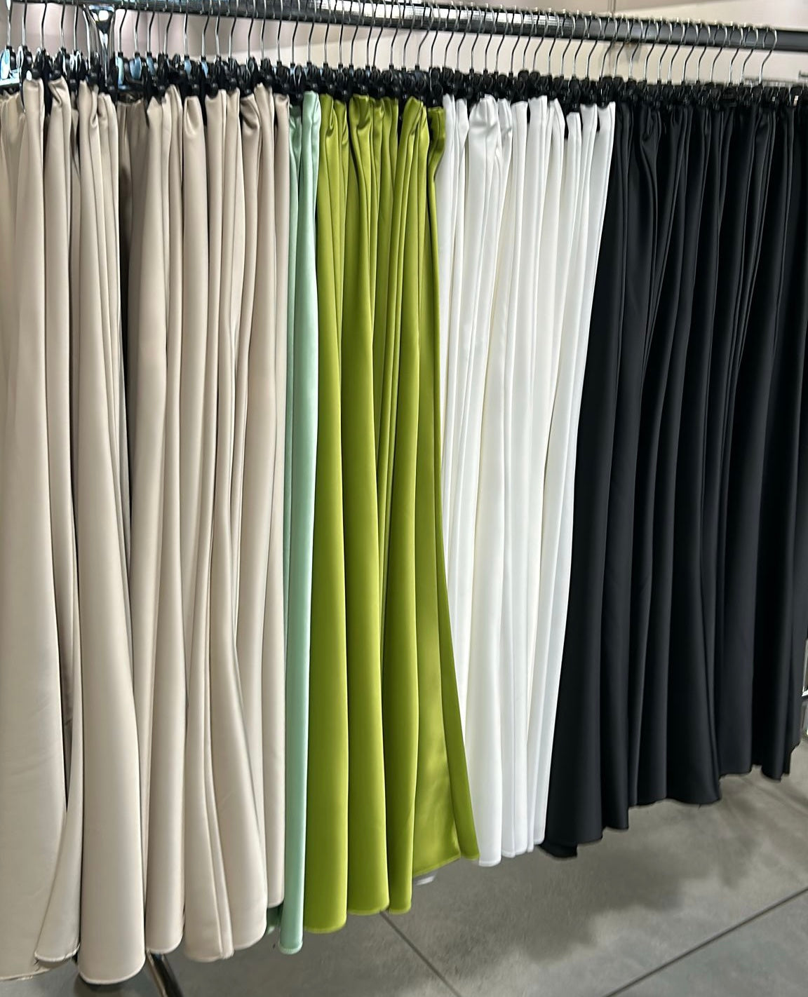 Gonna satinata lunga